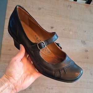 Earth Spirit Classic Black Mary Jane Heeled Shoes with Buckle Closure (US 10)